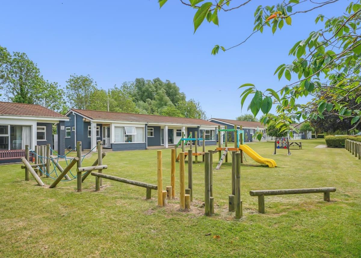 Broadlands Park And Marina Hotel Pakefield Exterior photo