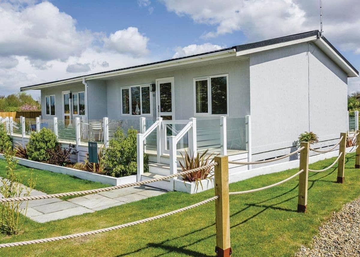 Broadlands Park And Marina Hotel Pakefield Exterior photo